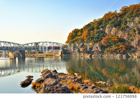 [Aichi Prefecture] Autumn scenery of the Kiso River in Inuyama City, Meitetsu train crossing Inuyama Bridge 121756098