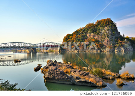 【愛知縣】犬山市木曾川秋景 名鐵列車穿越犬山大橋 121756099
