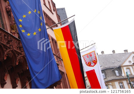 法蘭克福街頭飄揚的歐洲與德國國旗 121756165