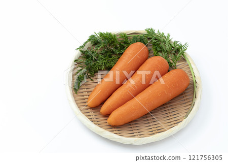 胡蘿蔔與白色背景上的葉子 121756305