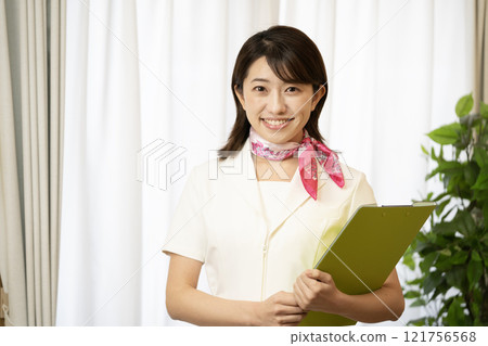 拿著文件微笑的美容師 121756568