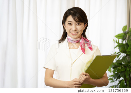 拿著文件微笑的美容師 121756569