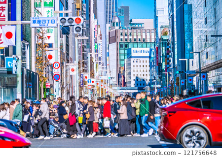 2017年發布的日本東京市容……年末,沒有天空,卻擠滿了外國遊客和老人。希望之光 2017年發布的日本東京市容……年末,沒有天空,卻擠滿了外國遊客和老人。希望之光 121756648