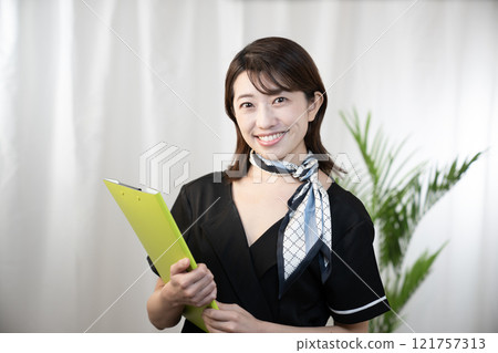 拿著文件微笑的美容師 拿著文件微笑的美容師 121757313