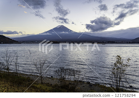 黃昏時分從山中湖眺望富士山 121758294