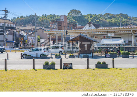 飯田市JR飯田線天龍峽站的藍天和站前停車場的景色(長野縣) 飯田市JR飯田線天龍峽站的藍天和站前停車場的景色(長野縣) 121758376