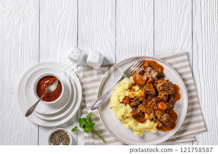 tender red wine braised beef with mashed potato 121758587