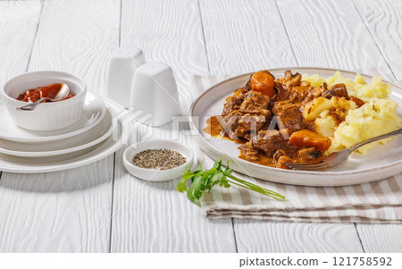 tender red wine braised beef with mashed potato 121758592