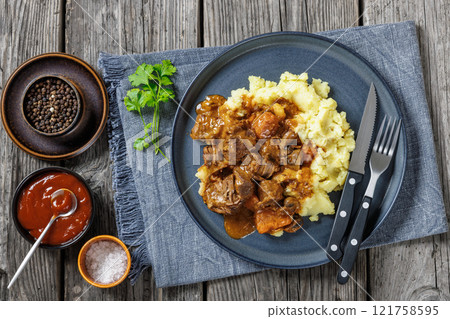 tender red wine braised beef with mashed potato 121758595