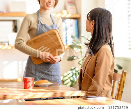 咖啡館店員 121758759