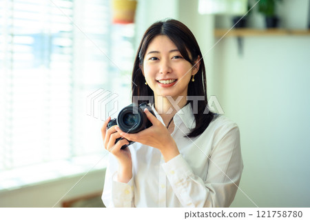 室內拍攝的女性肖像 121758780