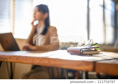 室內拍攝的女性肖像 121758787