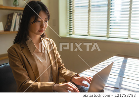 室內拍攝的女性肖像 121758788