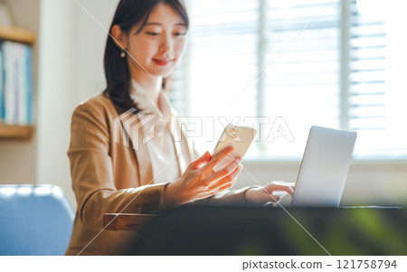 室內拍攝的女性肖像 室內拍攝的女性肖像 121758794
