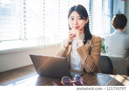 室內拍攝的女性肖像 121758797