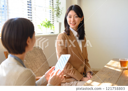 One scene at a cafe 121758803