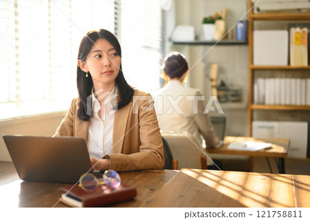 室內拍攝的女性肖像 121758811