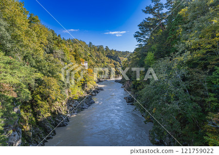 飯田市雨後的天龍川風景和紅葉初現的天龍峽風景(長野縣) 飯田市雨後的天龍川風景和紅葉初現的天龍峽風景(長野縣) 121759022