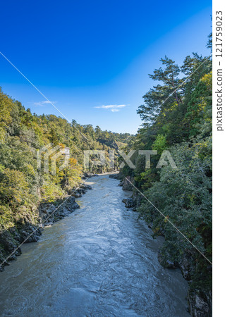 飯田市雨後的天龍川風景和紅葉初現的天龍峽風景(長野縣) 飯田市雨後的天龍川風景和紅葉初現的天龍峽風景(長野縣) 121759023