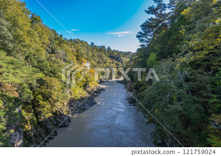 飯田市雨後的天龍川風景和紅葉初現的天龍峽風景（長野縣） 121759024