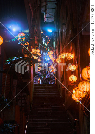 台灣九份,樓梯和夜間燈籠照亮的復古街景 台灣九份,樓梯和夜間燈籠照亮的復古街景 121759801