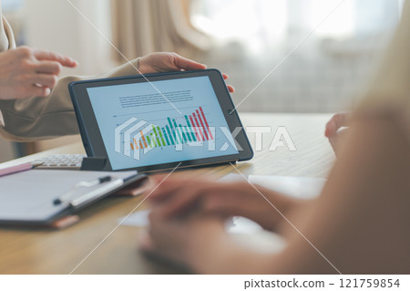 一位女士用圖表解釋 121759854