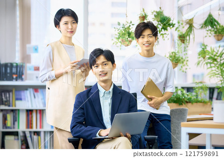 在辦公室工作的商人 121759891