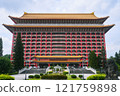 遠山賓館和鬱鬱蔥蔥的花園景觀 121759898