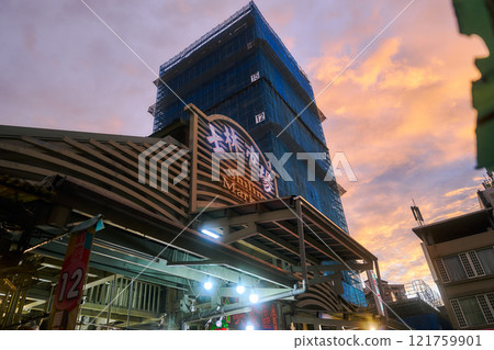 士林夜市入口和夕陽的天空 士林夜市入口和夕陽的天空 121759901
