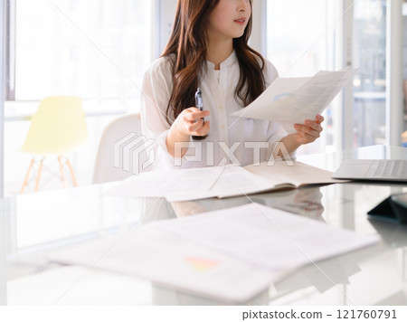 一個美麗的女商人的肖像：圖像剪切 121760791