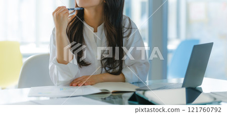 一個美麗的女商人的肖像：圖像剪切 121760792