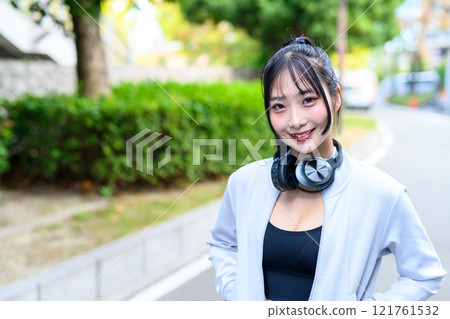 一位酷女子在住宅區戶外散步、訓練、節食、鍛煉 121761532