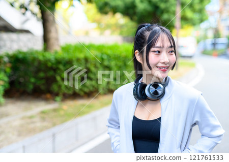 一位酷女子在住宅區戶外散步、訓練、節食、鍛煉 一位酷女子在住宅區戶外散步、訓練、節食、鍛煉 121761533