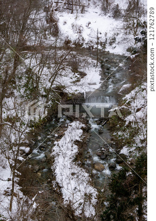 山谷被雪覆蓋 121762789