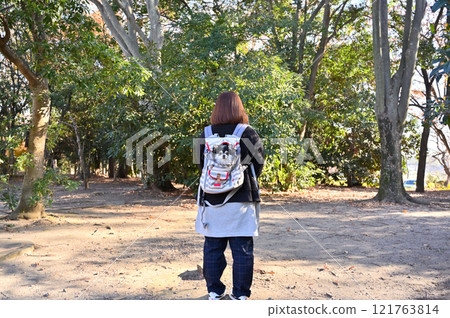 狗狗背包裡的小狗和女人,長外套吉娃娃 狗狗背包裡的小狗和女人,長外套吉娃娃 121763814
