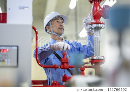 建築維護人員、工人檢查建築物內灑水滅火設備的圖片 建築維護人員、工人檢查建築物內灑水滅火設備的圖片 121766592