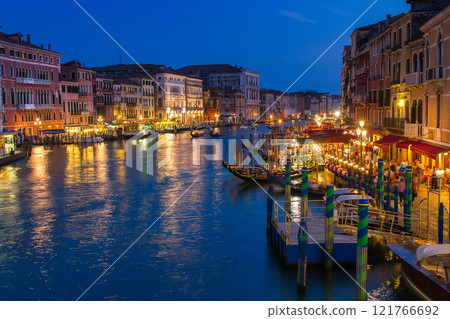 從里亞托橋（意大利-威尼斯）的大運河夜景 121766692