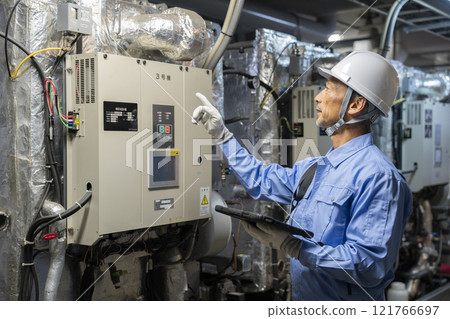 建築物維護人員、工人檢查建築物空調設備(吸收式製冷機/加熱器)的圖片 建築物維護人員、工人檢查建築物空調設備(吸收式製冷機/加熱器)的圖片 121766697
