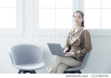 有筆記型電腦的女人 121766743