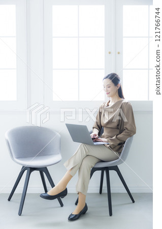 有筆記型電腦的女人 121766744