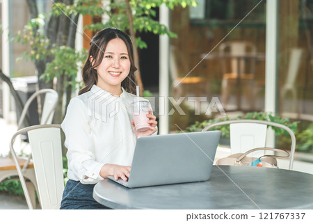 在咖啡館的露台座位上進行遊牧工作/遠距工作的女商人(遊牧工人) 在咖啡館的露台座位上進行遊牧工作/遠距工作的女商人(遊牧工人) 121767337