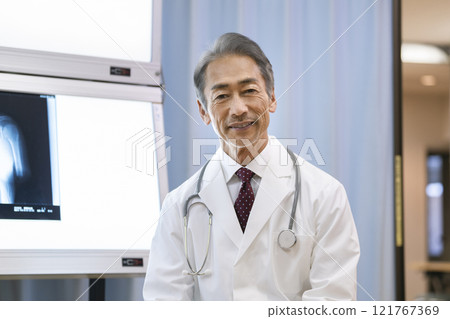 資深男醫生看著鏡頭說話 資深男醫生看著鏡頭說話 121767369