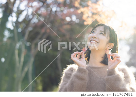 Female walking in the autumn park 121767491