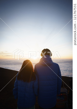 情侶在雲海上看日落 情侶在雲海上看日落 121767531