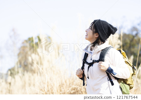 女人享受遠足 121767544