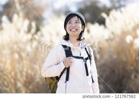 女人享受遠足 121767562