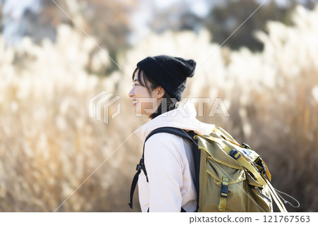 女人享受遠足 121767563