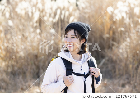 女人享受遠足 121767571