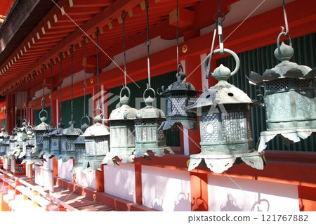 奈良春日大社寧靜的森林風光 奈良春日大社寧靜的森林風光 121767882