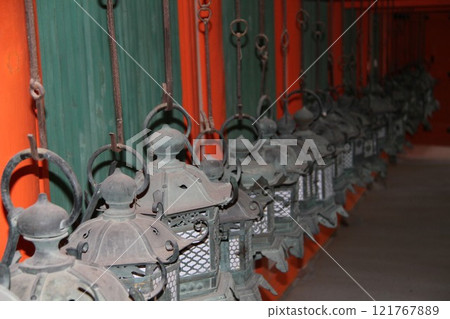 奈良春日大社寧靜的森林風光 121767889